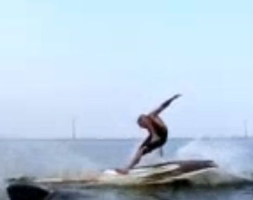 Un manatí le dio el susto de su vida a un surfer descuidado