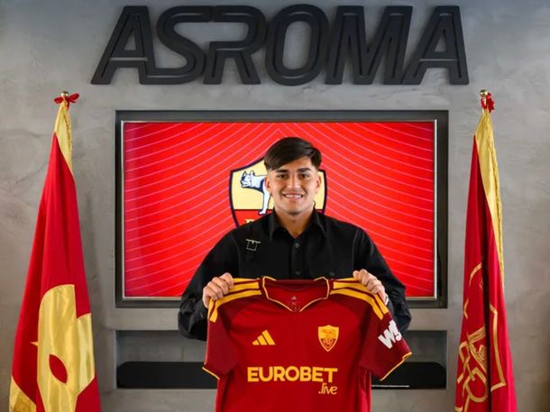 Santiago Castro fue presentado en la Roma: compartirá plantel con Dybala y Soulé