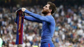 Una imagen icónica: Messi frente a Real Madrid ofreciendo su camiseta en el último minuto tras marcar el gol de la victoria. Una imagen icónica: Messi frente a Real Madrid ofreciendo su camiseta en el último minuto tras marcar el gol de la victoria.