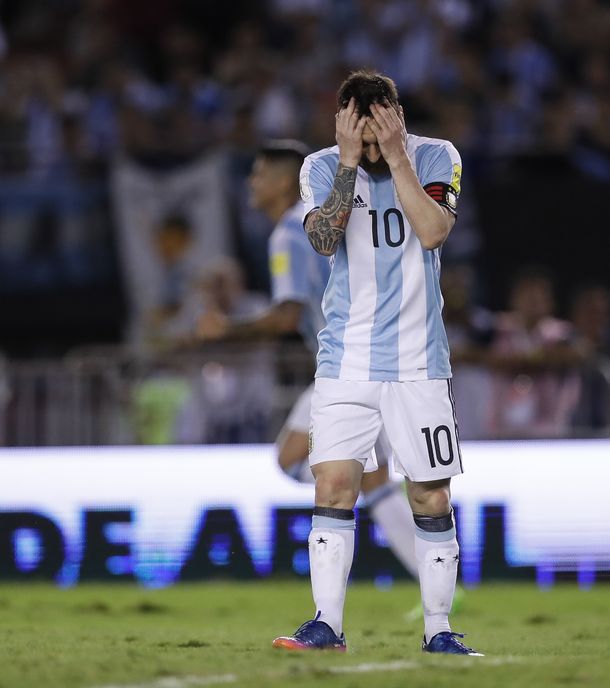 Lionel Messi se toma la cabeza en el partido ante Chile