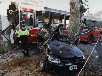 Un colectivo se incrustó en una casa: hay heridos graves
