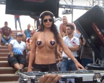 DJane Nany, la sensual DJ que se desnuda en el escenario