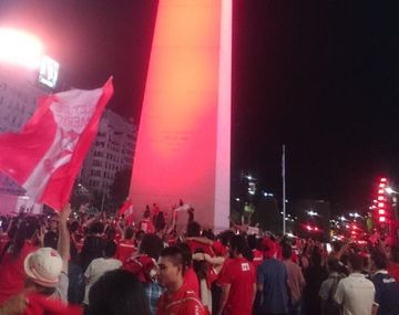 El Obelisco se tiñó de rojo
