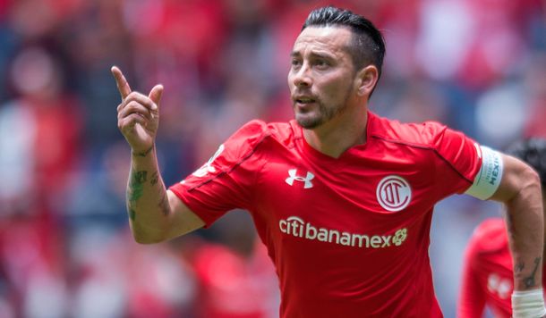 Mientras todos festejaban un gol anulado, Rubens Sambueza convirtió un tanto insólito en México