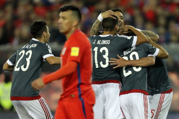 El festejo de los paraguayos; sufre Gary Medel