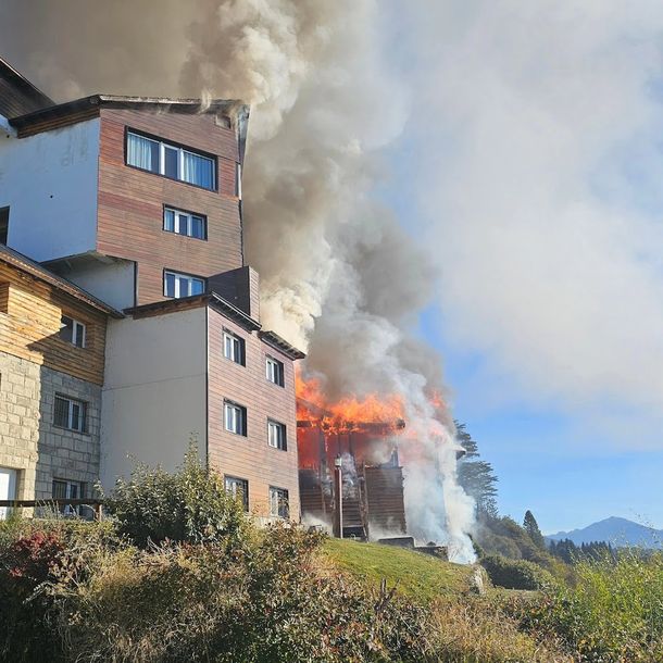 Varias dotaciones de los Bomberos Voluntarios de Bariloche trabajaron intensamente en el lugar para controlar el siniestro.
