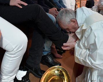 El papa rancisco lavó los pies de doce presos, entre ellos un argentino