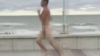 furor por el loco de mar del plata: un hombre que corre desnudo por la costa furor por el loco de mar del plata: un hombre que corre desnudo por la costa
