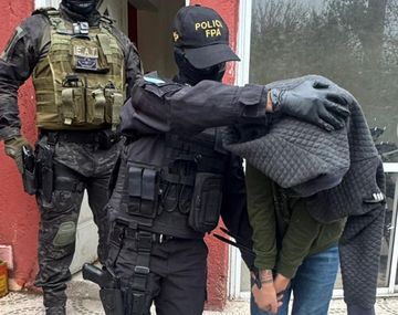 La Fuerza Policial Antinarcotráfico realizaron tres allanamientos, secuestraron estupefacientes y detuvieron a una narcomenudista en la ciudad de Villa Carlos Paz.