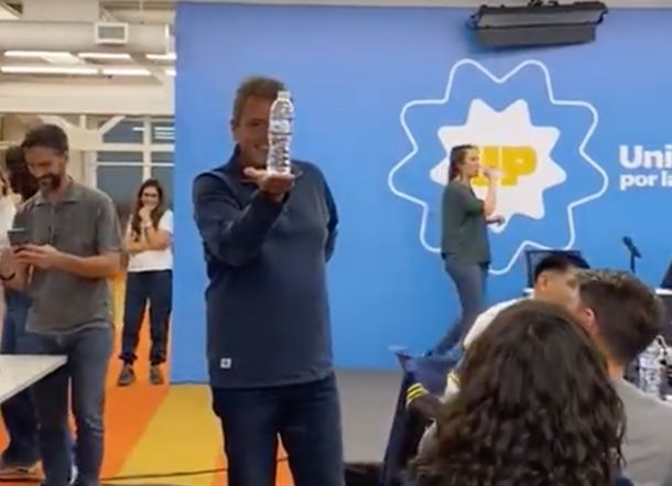 Lo hizo de nuevo: Sergio Massa tiró una botella de agua con la vista en el búnker de Unión por la Patria