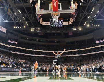 Con Antetokounmpo como figura