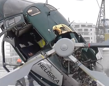 Un helicóptero se enreda con cables y se desploma