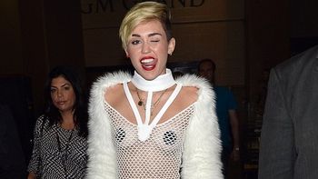 el osado look de miley con pezoneras y vestido estilo red el osado look de miley con pezoneras y vestido estilo red