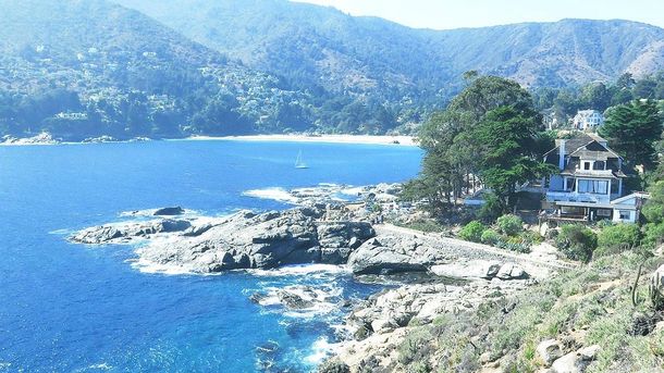 El pueblo costero con arena blanca y agua trasparente que enamora