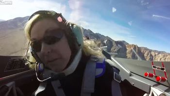 Una mujer se desmaya mientras disfrutaba de un vuelo Una mujer se desmaya mientras disfrutaba de un vuelo