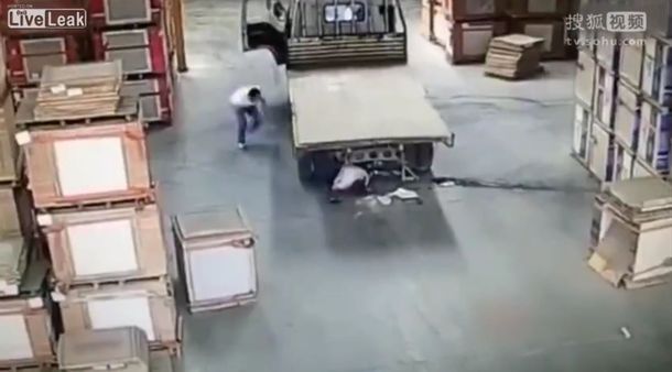 Un camión no vio a una mujer en bicicleta y la atropelló