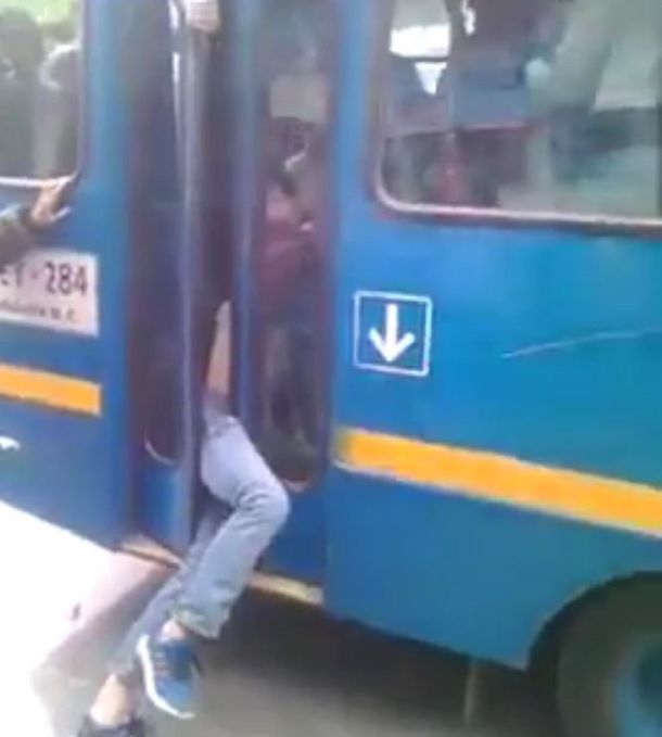 Un delincuente quedó atrapado por las puertas del colectivo