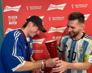 Paulo Londra le entregó el premio del partido a Lionel Messi