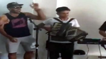 wanchope abila se divirtio cantando y se animo al brasil, decime que se siente wanchope abila se divirtio cantando y se animo al brasil, decime que se siente