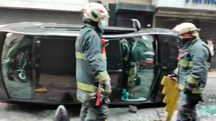 Un auto se llevó por delante un cono y volcó en pleno Microcentro