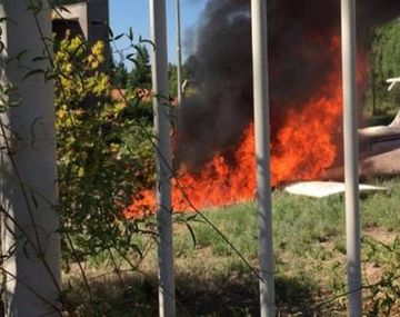 Una avioneta cayó en el patio de una casa en Mendoza