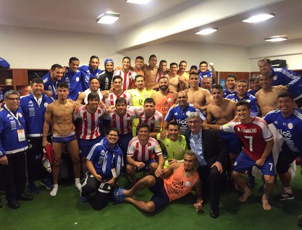 El festejo de los jugadores paraguayos en el vestuario del Mario Alberto Kempes tras el histórico triunfo ante Argentina