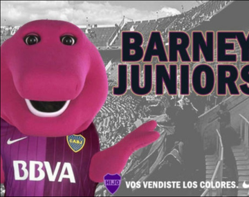 Los afiches con las cargadas a Boca por la camiseta violeta