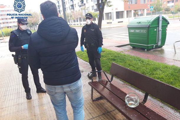 El hombre fue multado por 601 euros por salir a pasear a sus peces.