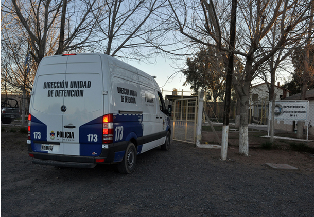 Llevaron a un preso a visitar a su abuela y se fugó