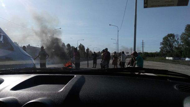 La Policía acudió al corte total en la Autopista Buenos Aires La Plata