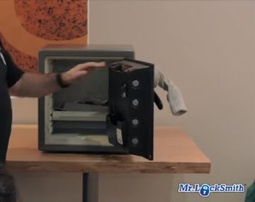 Abrió una caja fuerte con una media y un imán