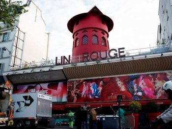 Se cayeron las aspas del Moulin Rouge en París