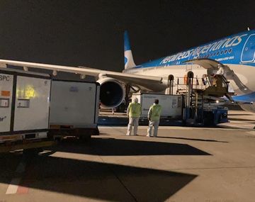 Viaja rumbo a Ezeiza el vuelo de Aerolíneas que trae un millón de dosis de vacuna Sinopharm