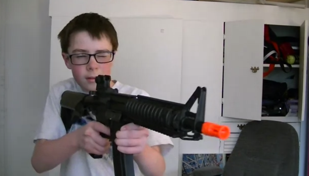 Un nene pensó que su ametralladora de juguete no funcionaba, pero...