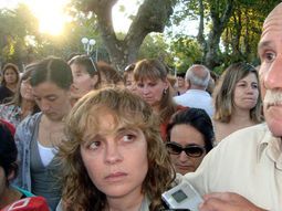 Carlos Bustamante junto a su mujer, Verónica González, durante una marcha por su hijo Gastón