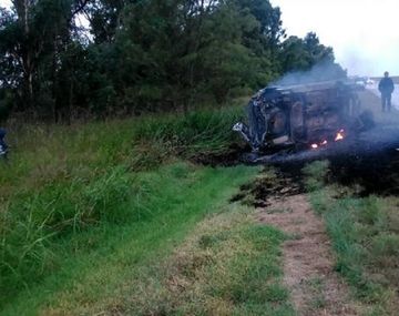 Un hombre murió al volcar e incendiarse su auto