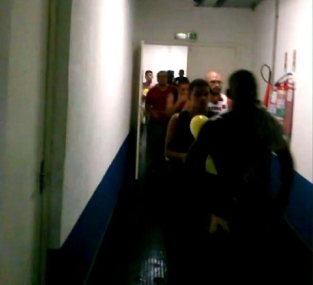 Insólito: barras del Flamengo entraron al vestuario visitante y lo saquearon