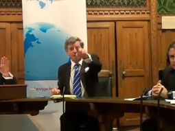 Un iraquí le tiró un zapatazo a Paul Bremer en Londres