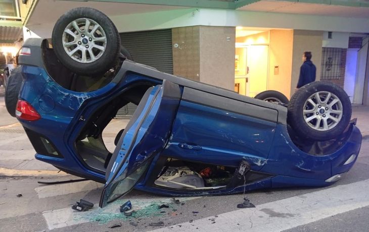 Un choque entre dos autos terminó con uno de ellos volcado en el barrio porteño de Boedo&nbsp;