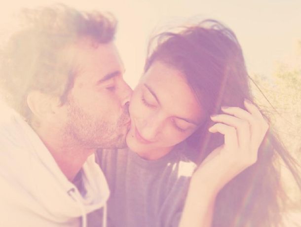 Nicolás Cabré y su novia