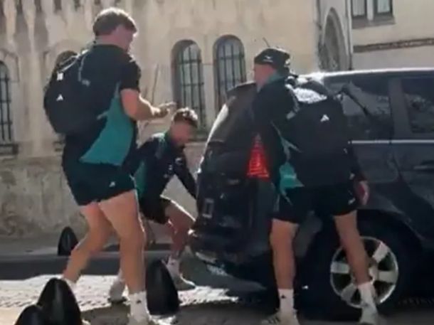 Video: los All Blacks levantaron una camioneta en pleno centro porteño