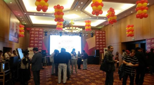 Una noche entre dos sedes: de la celebración al consuelo de ser oposición