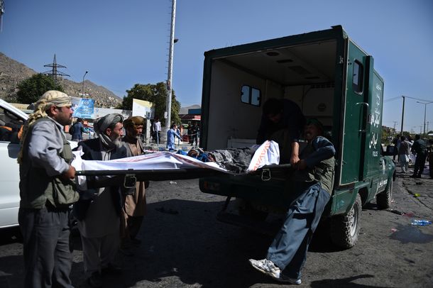 Al menos 61 personas murieron y hay 200 heridos en un ataque suicida en Afganistán