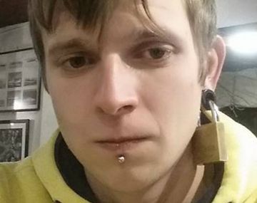 Estaba distraído y  le encadenaron la oreja