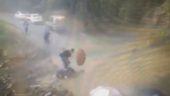 video: una piedra gigante cae de una montana y un turista se salva de milagro video: una piedra gigante cae de una montana y un turista se salva de milagro