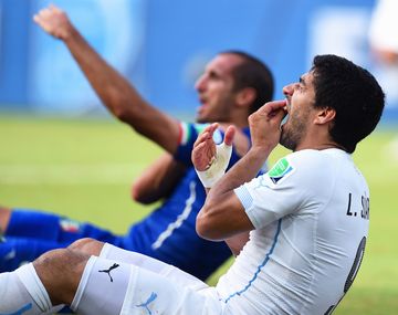 Insólito: existen apuestas por un posible mordisco de Luis Suárez en el clásico