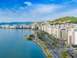 Este destino se ubica en Río de Janeiro y es conocido por formar un escenario natural poco común en Sudamérica. Este destino se ubica en Río de Janeiro y es conocido por formar un escenario natural poco común en Sudamérica.