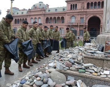 Retiraron las piedras de Plaza de Mayo.
