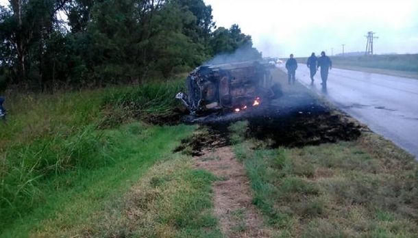 Un hombre murió al volcar e incendiarse su vehículo