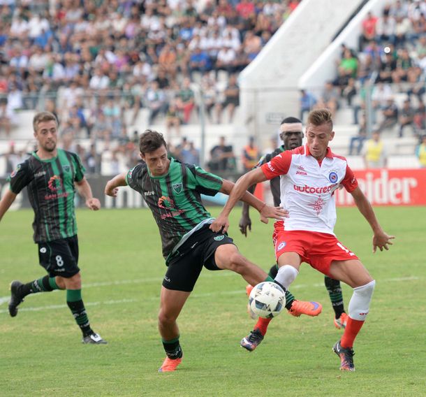 San Martín se hizo fuerte en San Juan y hundió a Argentinos